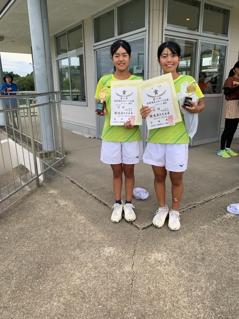 高校女子　優勝 金丸・金丸ペア（宮崎市西高）