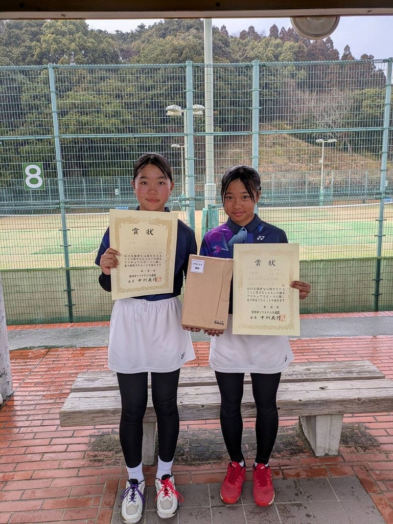 2年生女子の部　優勝 緒方蓮華・大島華望　ペア 本郷中学校