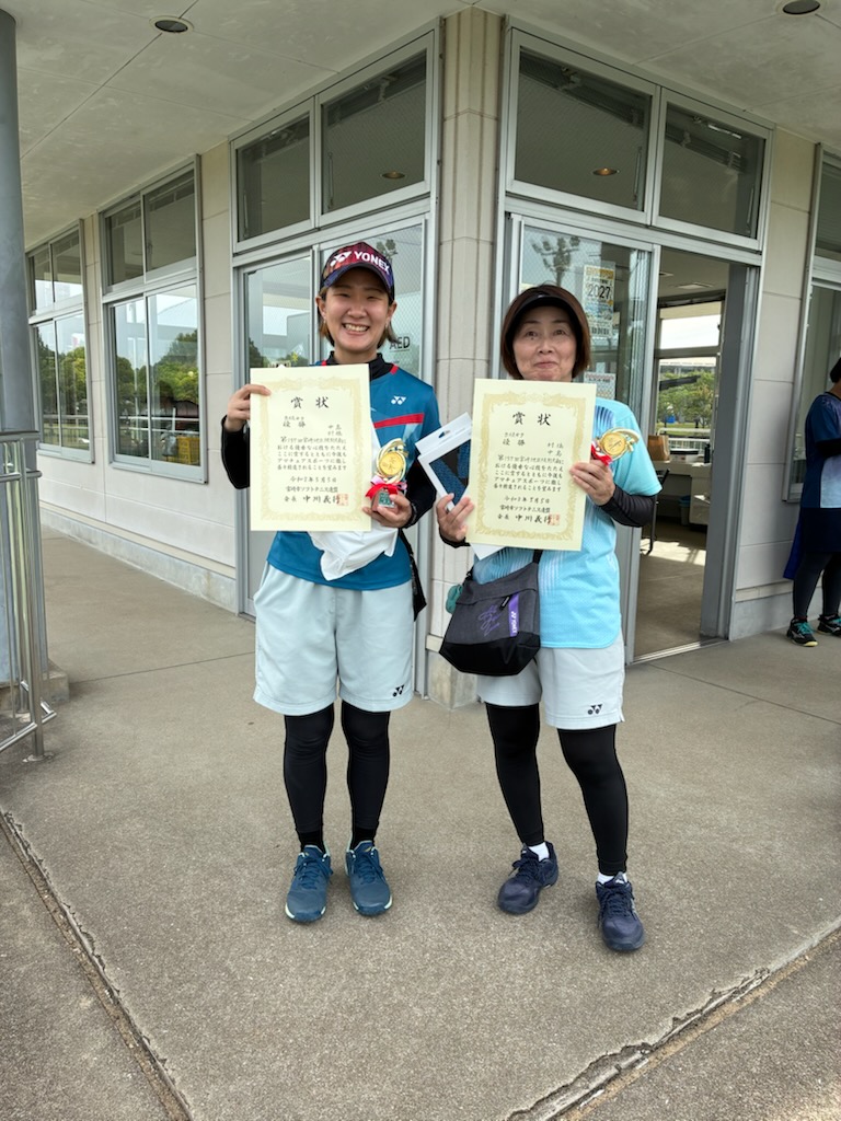 B級女子　優勝 村橋・中島ペア（ブルースカイ）